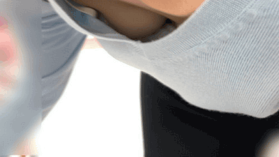 えり【胸チラ動画】上を見上げるお姉さんのB見えまくり