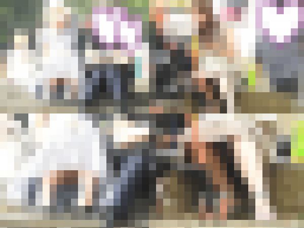 お座りお姉さん発見！！（ＦＨＤ）大変です！！何かに夢中になり、パンツが見えてますよ１８８