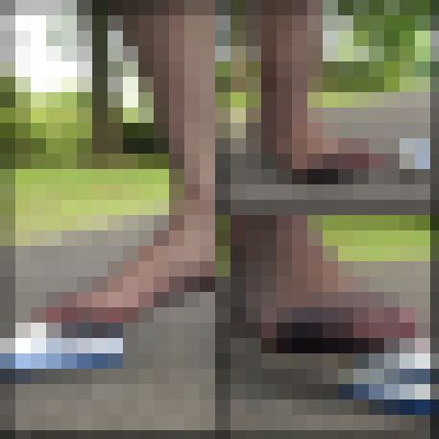 ストッキングを履いた足で玩具の電車を踏んでみるよ