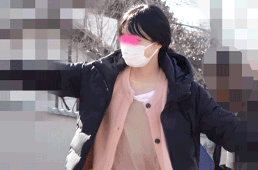 【激レア！早朝旗当番】【麻生久○子似美人ママ?胸チラ＆爽やかレースショーツにドキドキ】