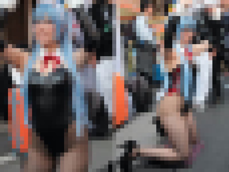 【写真】街中の雑踏で最高の太ももと美ヒップ！ハイレグバニーに身をつつむ笑顔の可愛い美人お姉さん　高画質215枚！