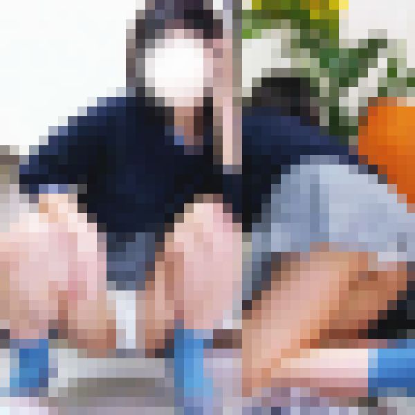 バレちゃった！　クールな目つきのお姉さまが見せたとびきりの笑顔