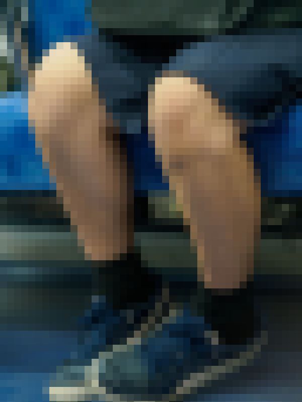 制服を着た女性のおみ足のムダ毛が確認できるレベルの画質の写真集