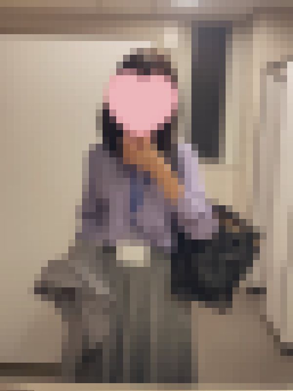 出入りの多いトイレで黒ストッキング脱いで大胆に露出自撮り?