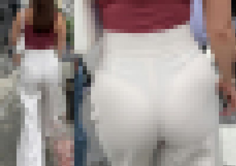 優雅に闊歩するホワイトパンツのお姉さま。Ｔバック透けてます。