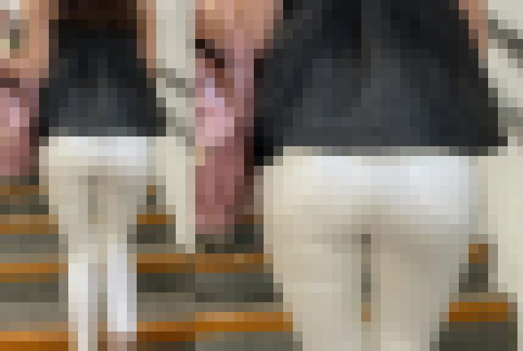 ホワイトパンツから小さなネイビーのおパンツが浮き出ます。