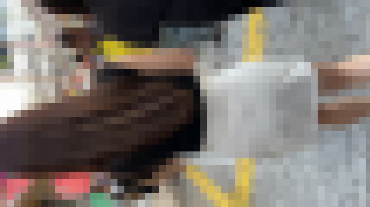 白スカートの女子大生。パンティーラインくっきり！！