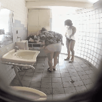 【再販】共同トイレで水着に着替え★プリケツ娘とヤ◯マンぽい友達