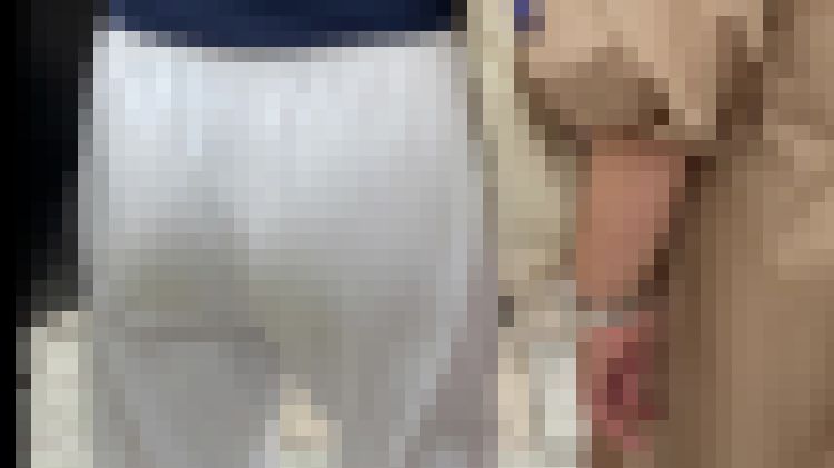 テロテロ生地のパンツからチェック柄のパンティーが透け透けです。