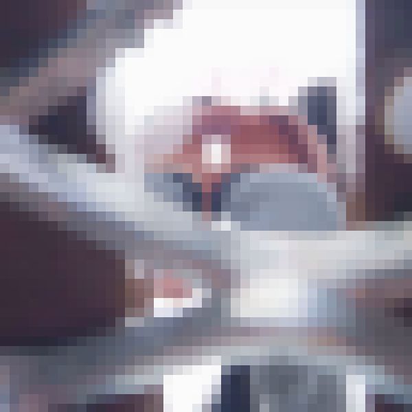 側溝に潜ってパンティ激写！雨の日のピンクコーデギャル　パンツもピンク？