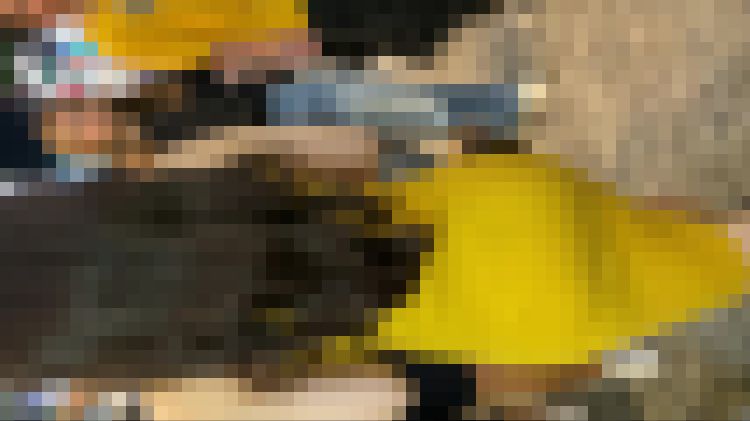 エロいのマスタードカラーのボディコンからプリプリのヒップ。