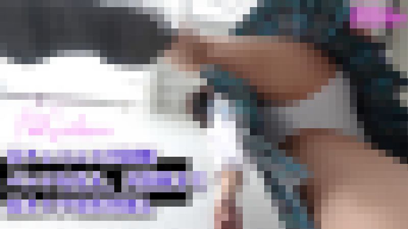 青チェ制服の大股開きで床カメラを跨ぎ越し