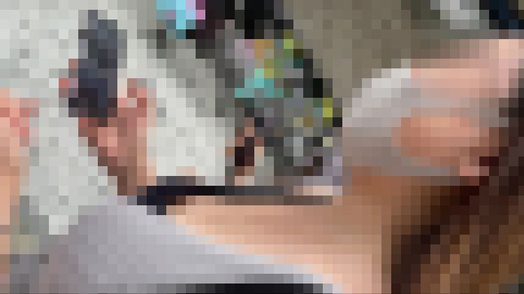 胸の谷間全開の爆乳ギャルのおっぱいプルルン動画。