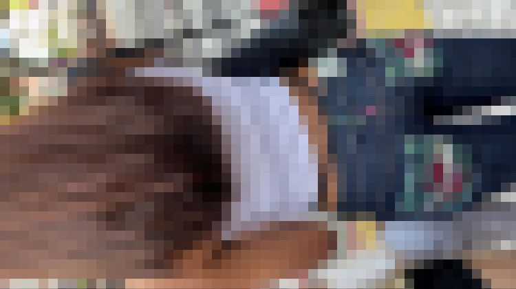 お姉さん。パンツがローライズ過ぎてTバック出ちゃってますよ。