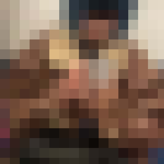 向かいの空席に着座したチャン姐の股先は…