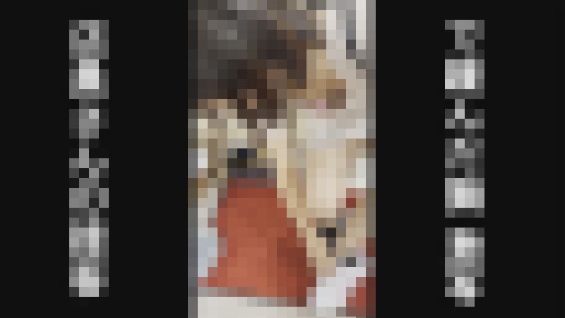 買い物に夢中で無防備だなぁ…店員さんの接客を待つフリして大接近してみました