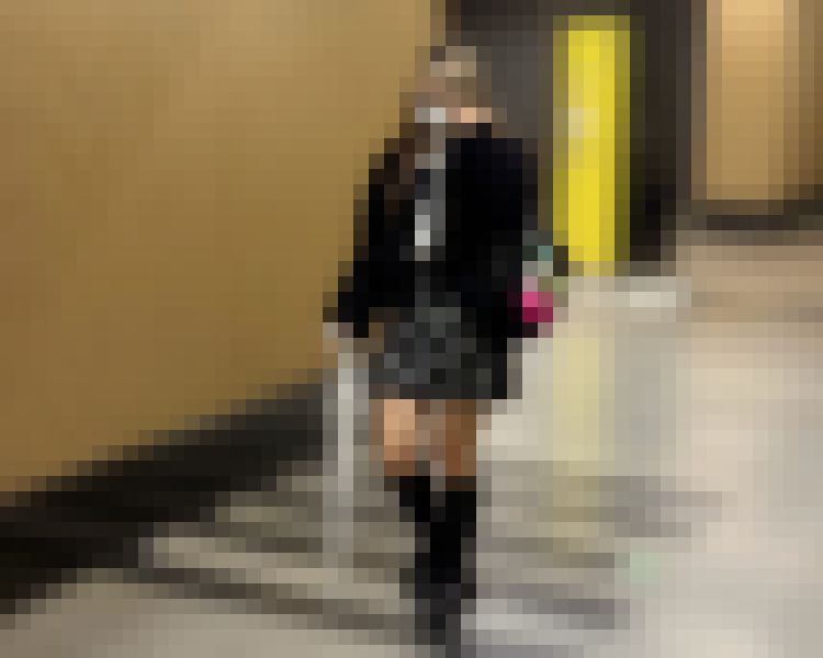 【逆さ撮り】黒スカート、ブーツの女の子の青パンティ