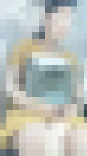 (電車対面）(顔出し)車窓から差し込むひかりに照らされると…色白なご様子が際立つ…OLお姉さんを観察してみました!!