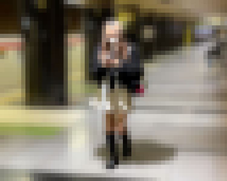 【逆さ撮り】風に揺れる白スカート女子のピンクパンティを堪能