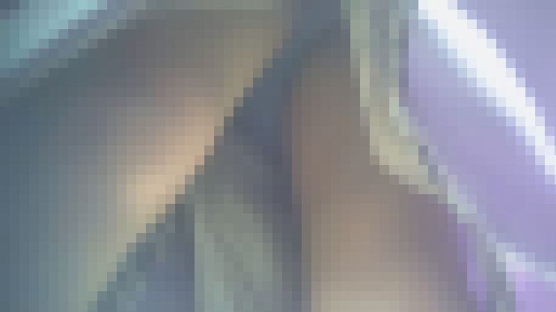 ロングコート生脚お姉さんを下から密着取材