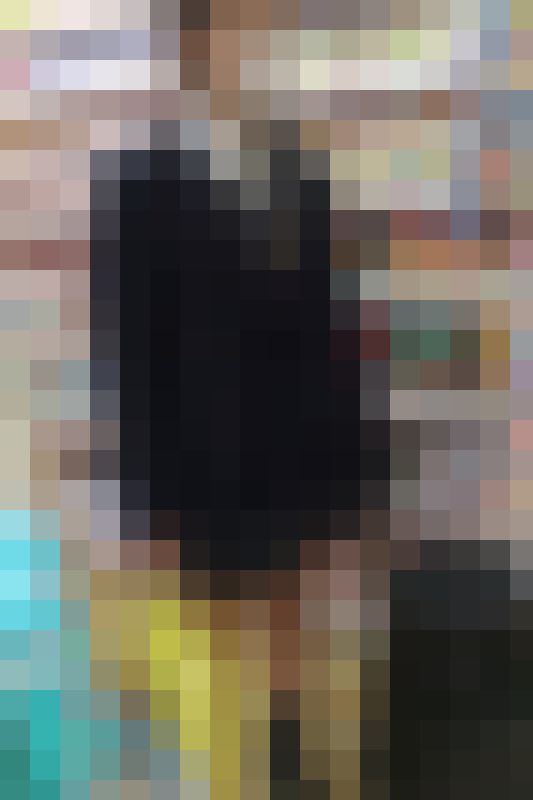 都会のJKコスプレ風ねーちゃんはミニのスカートがヒラリチラリ