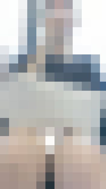 (電車対面）(顔出し)お行儀よくお膝の上に鞄を置くも…ガードしきれず…えちえちなタイトミニ▼を見せつけちゃう休日のOLお姉さんを